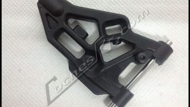 Trapecio de plastico de coche RC en primer plano sobre fondo claro
