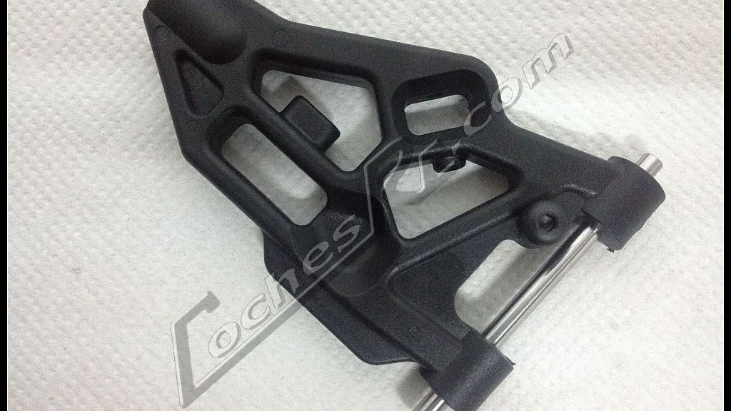 Trapecio de plastico de coche RC en primer plano sobre fondo claro