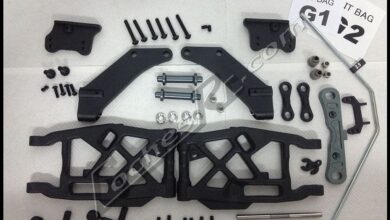 Trapecios traseros y barra estabilizadora de un kit de coche RC