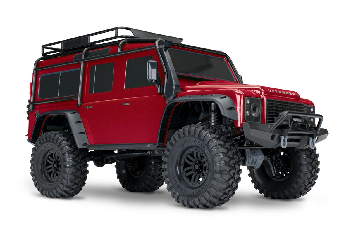 Traxxas TRX-4 Land Rover Defender rojo con baca y snorkel, sobre fondo blanco