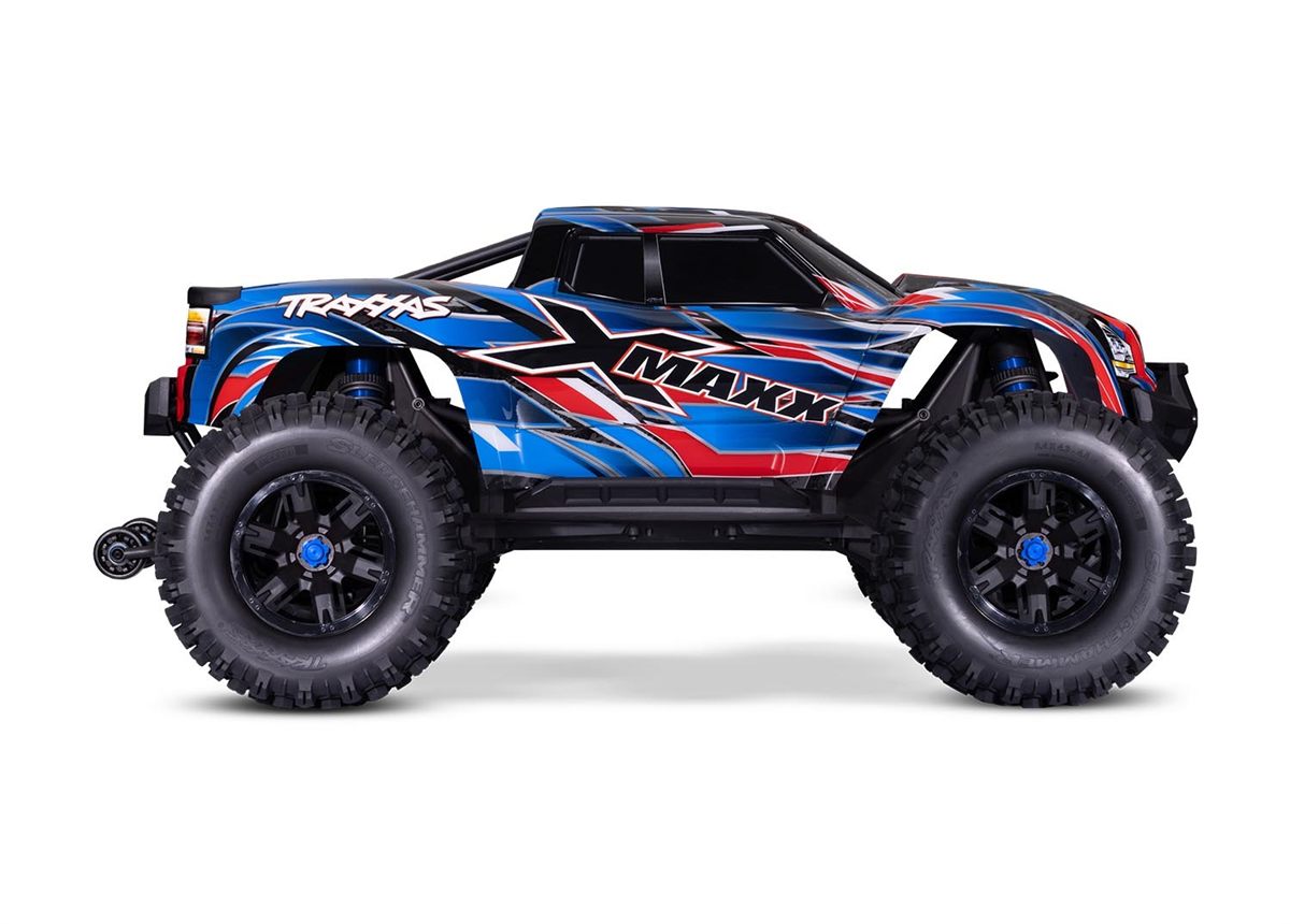 Traxxas X-Maxx Belted azul visto de lado, con las ruedas Sledgehammer con cinturon