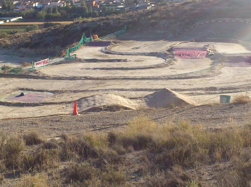 Circuito de tierra ya perfilado, con sus curvas, sus saltos y las mallas de protección puestas