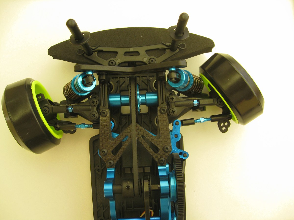 Tren delantero de un coche RC de drift con su dirección y sus amortiguadores