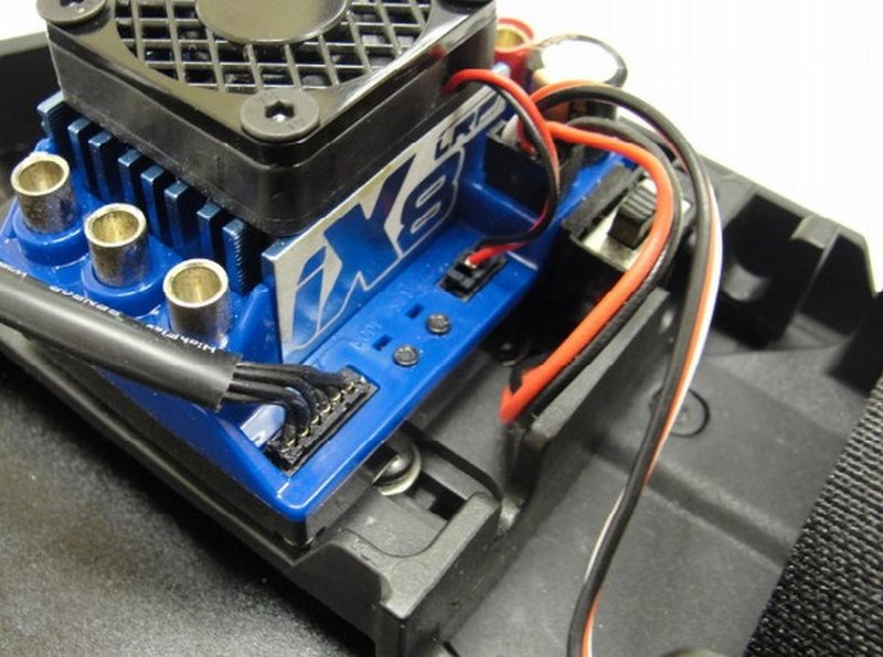 Variador con disipador y ventilador montado en el chasis de un coche RC
