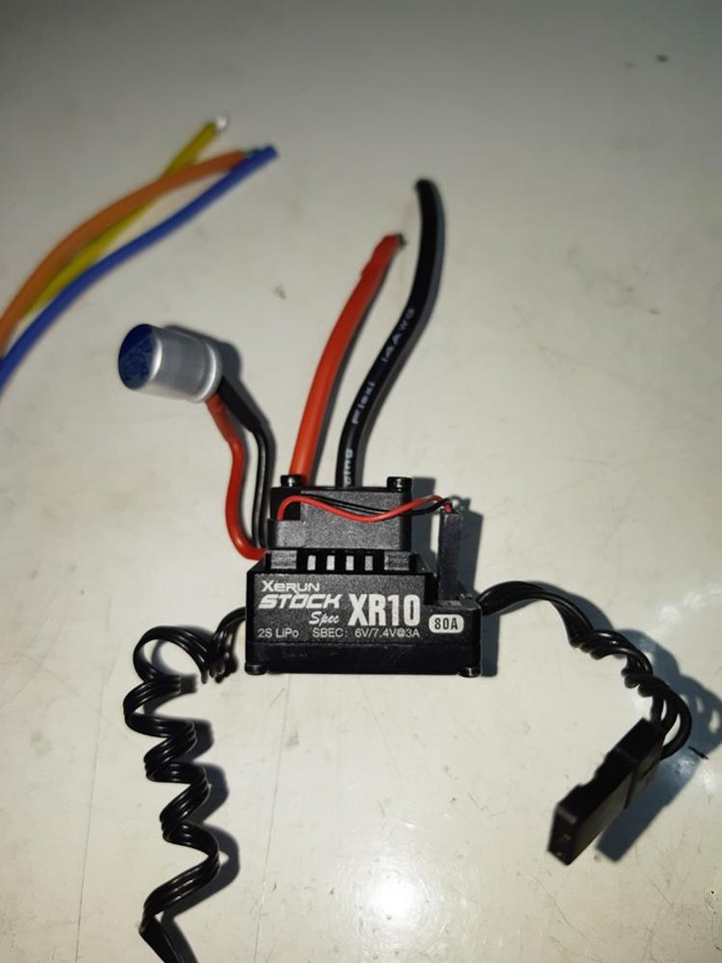 Variador ESC de coche RC con su cableado y su interruptor sobre la mesa