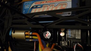 Variador y motor brushless montados en el chasis de un coche RC