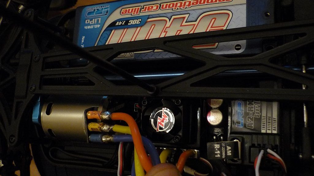 Variador y motor brushless montados en el chasis de un coche RC