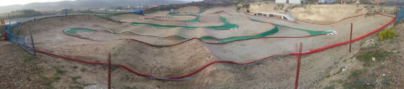 Vista general del circuito de tierra con todo el trazado marcado por el bordillo rojo