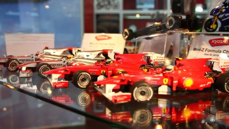 Vitrina de cristal con una fila de coches de radiocontrol a escala expuestos en una feria