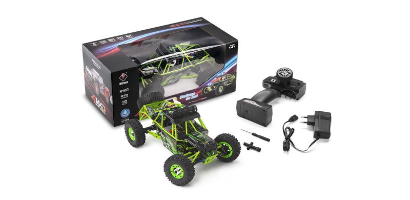 Coche, emisora de pistola, cargador de enchufe europeo, destornillador y llave: el contenido completo de la caja de un WLtoys 12428